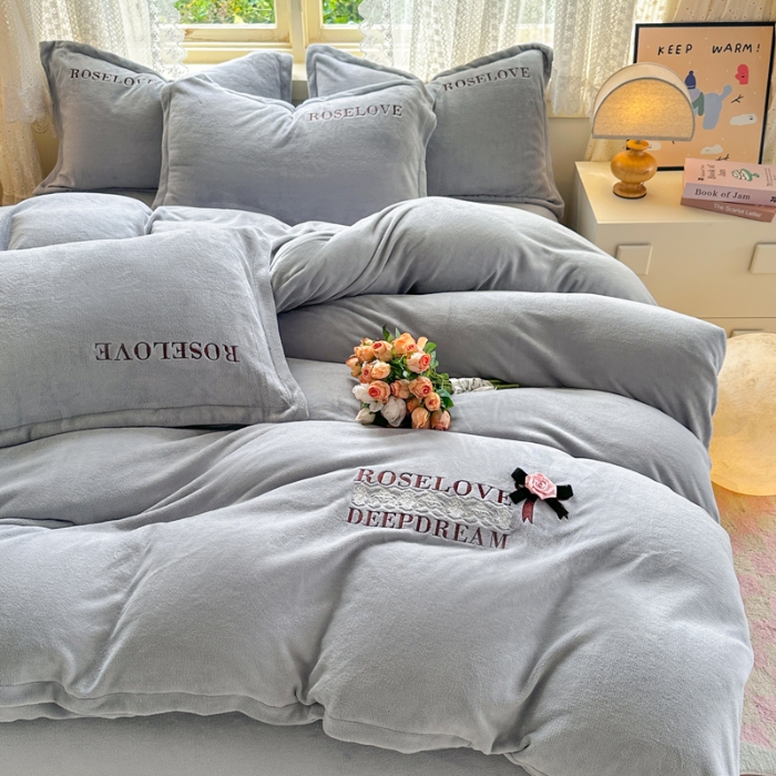 91家纺网 家纺一手货源 找家纺 2025外贸跑量款加厚清新公主法式风花卉纯色牛奶绒贴布绣刺绣花四件套单品床单被套婴儿绒法兰绒兔毛绒四件套 赫本灰