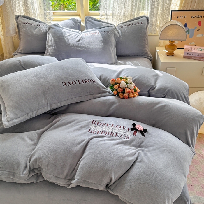 91家纺网 家纺一手货源 找家纺 2025外贸跑量款加厚清新公主法式风花卉纯色牛奶绒贴布绣刺绣花四件套单品床单被套婴儿绒法兰绒兔毛绒四件套 赫本天蓝