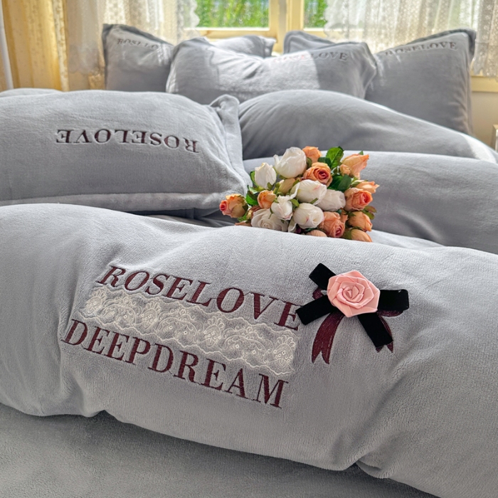 91家纺网 家纺一手货源 找家纺 2025外贸跑量款加厚清新公主法式风花卉纯色牛奶绒贴布绣刺绣花四件套单品床单被套婴儿绒法兰绒兔毛绒四件套 赫本天蓝