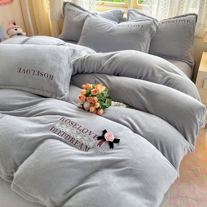 91家纺网 家纺一手货源 找家纺 2025外贸跑量款加厚清新公主法式风花卉纯色牛奶绒贴布绣刺绣花四件套单品床单被套婴儿绒法兰绒兔毛绒四件套 赫本天蓝