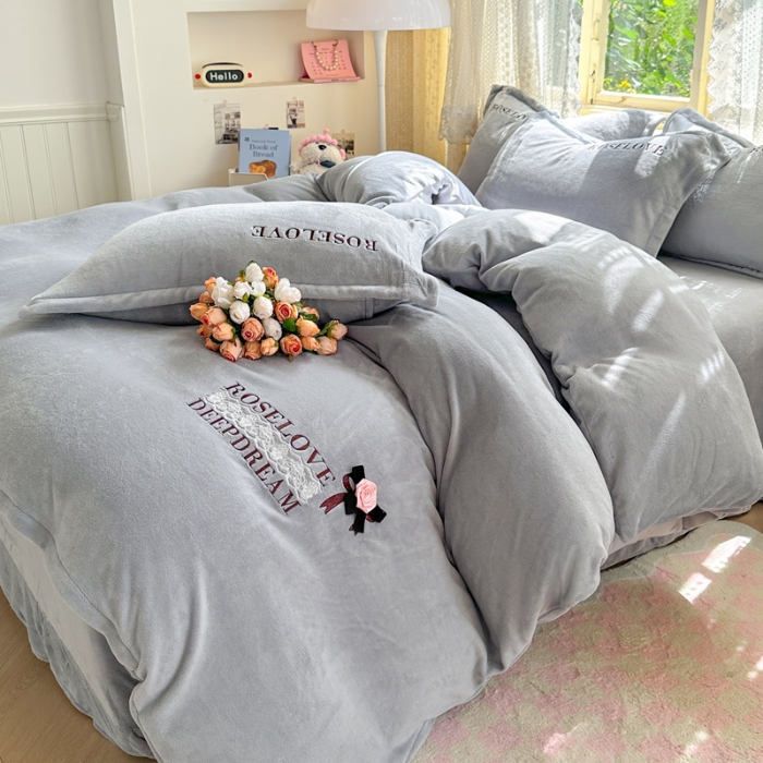 91家纺网 家纺一手货源 找家纺 2025外贸跑量款加厚清新公主法式风花卉纯色牛奶绒贴布绣刺绣花四件套单品床单被套婴儿绒法兰绒兔毛绒四件套 赫本天蓝