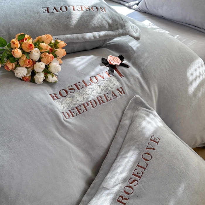 91家纺网 家纺一手货源 找家纺 2025外贸跑量款加厚清新公主法式风花卉纯色牛奶绒贴布绣刺绣花四件套单品床单被套婴儿绒法兰绒兔毛绒四件套 赫本天蓝