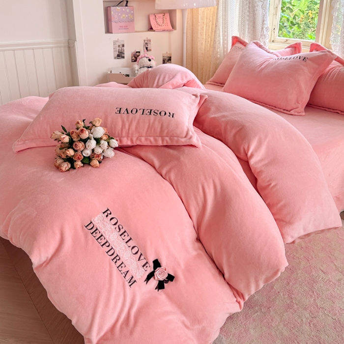 91家纺网 家纺一手货源 找家纺 2025外贸跑量款加厚清新公主法式风花卉纯色牛奶绒贴布绣刺绣花四件套单品床单被套婴儿绒法兰绒兔毛绒四件套 赫本玉色