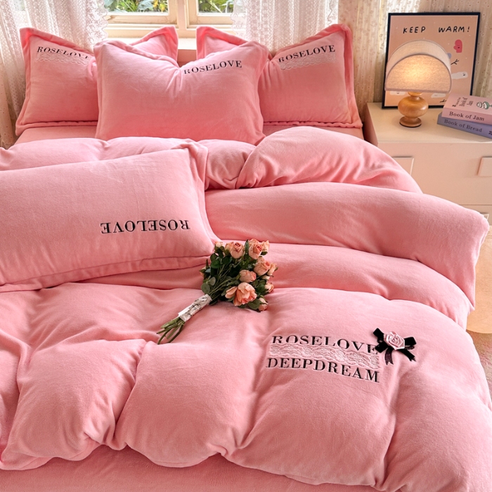 91家纺网 家纺一手货源 找家纺 2025外贸跑量款加厚清新公主法式风花卉纯色牛奶绒贴布绣刺绣花四件套单品床单被套婴儿绒法兰绒兔毛绒四件套 赫本玉色