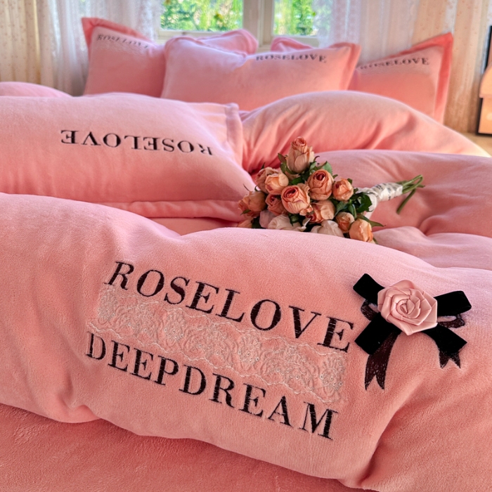 91家纺网 家纺一手货源 找家纺 2025外贸跑量款加厚清新公主法式风花卉纯色牛奶绒贴布绣刺绣花四件套单品床单被套婴儿绒法兰绒兔毛绒四件套 赫本玉色