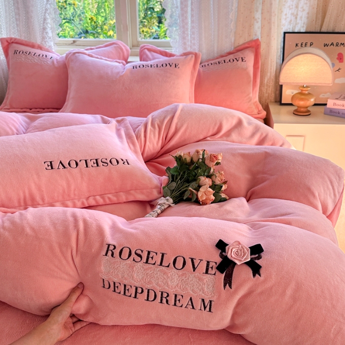 91家纺网 家纺一手货源 找家纺 2025外贸跑量款加厚清新公主法式风花卉纯色牛奶绒贴布绣刺绣花四件套单品床单被套婴儿绒法兰绒兔毛绒四件套 赫本玉色