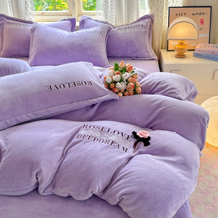 91家纺网 家纺一手货源 找家纺 2025外贸跑量款加厚清新公主法式风花卉纯色牛奶绒贴布绣刺绣花四件套单品床单被套婴儿绒法兰绒兔毛绒四件套 赫本紫