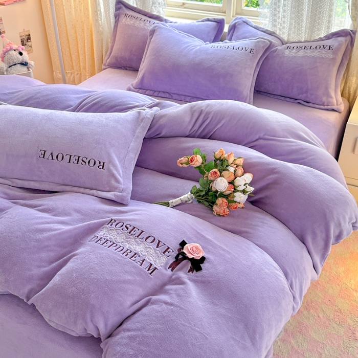 91家纺网 家纺一手货源 找家纺 2025外贸跑量款加厚清新公主法式风花卉纯色牛奶绒贴布绣刺绣花四件套单品床单被套婴儿绒法兰绒兔毛绒四件套 赫本紫