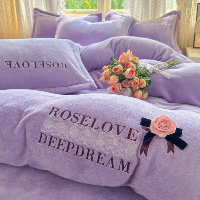 91家纺网 家纺一手货源 找家纺 2025外贸跑量款加厚清新公主法式风花卉纯色牛奶绒贴布绣刺绣花四件套单品床单被套婴儿绒法兰绒兔毛绒四件套 赫本紫