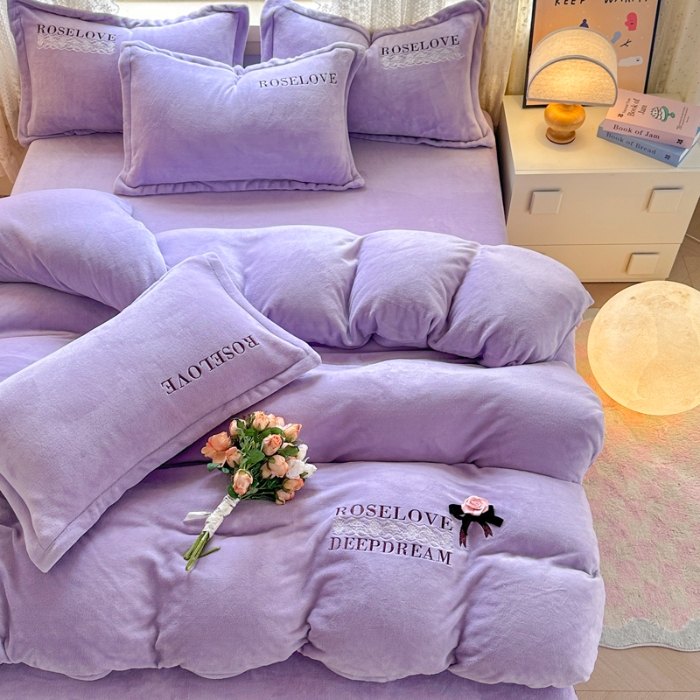 91家纺网 家纺一手货源 找家纺 2025外贸跑量款加厚清新公主法式风花卉纯色牛奶绒贴布绣刺绣花四件套单品床单被套婴儿绒法兰绒兔毛绒四件套 赫本紫