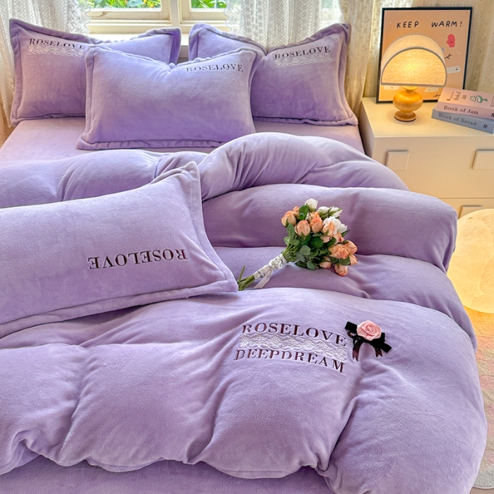 91家纺网 家纺一手货源 找家纺 2025外贸跑量款加厚清新公主法式风花卉纯色牛奶绒贴布绣刺绣花四件套单品床单被套婴儿绒法兰绒兔毛绒四件套 赫本紫