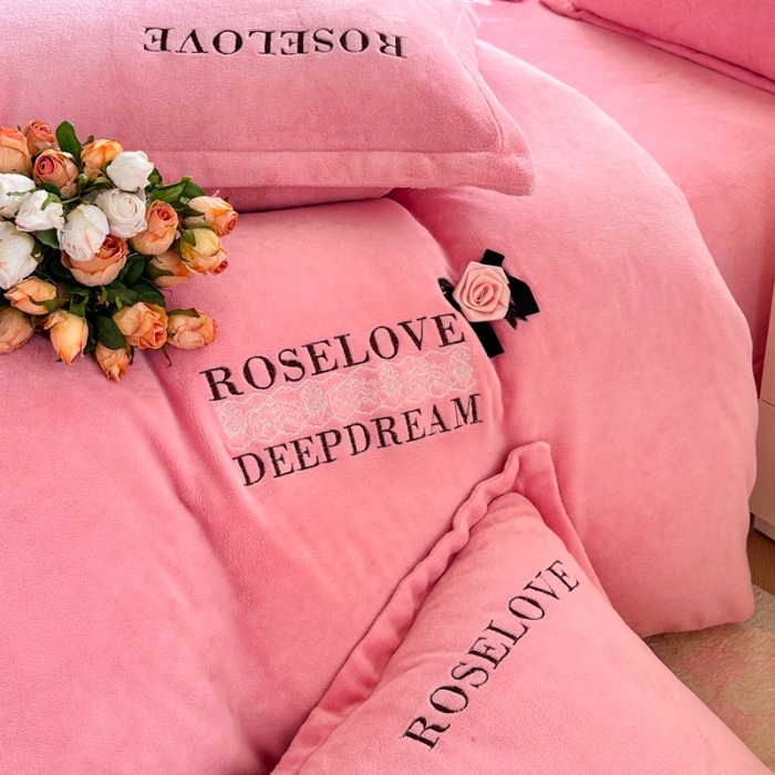 91家纺网 家纺一手货源 找家纺 2025外贸跑量款加厚清新公主法式风花卉纯色牛奶绒贴布绣刺绣花四件套单品床单被套婴儿绒法兰绒兔毛绒四件套 赫本粉