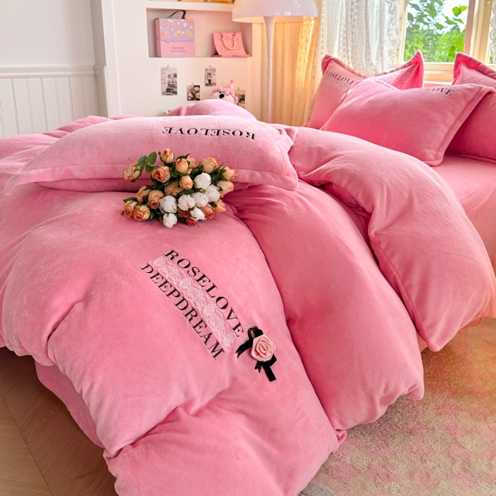 91家纺网 家纺一手货源 找家纺 2025外贸跑量款加厚清新公主法式风花卉纯色牛奶绒贴布绣刺绣花四件套单品床单被套婴儿绒法兰绒兔毛绒四件套 赫本粉