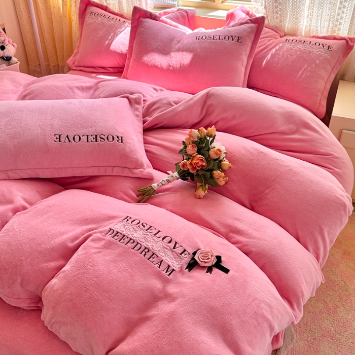 91家纺网 家纺一手货源 找家纺 2025外贸跑量款加厚清新公主法式风花卉纯色牛奶绒贴布绣刺绣花四件套单品床单被套婴儿绒法兰绒兔毛绒四件套 赫本粉