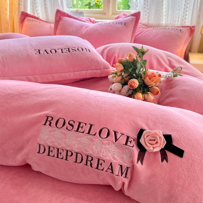 91家纺网 家纺一手货源 找家纺 2025外贸跑量款加厚清新公主法式风花卉纯色牛奶绒贴布绣刺绣花四件套单品床单被套婴儿绒法兰绒兔毛绒四件套 赫本粉