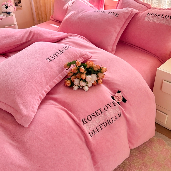 91家纺网 家纺一手货源 找家纺 2025外贸跑量款加厚清新公主法式风花卉纯色牛奶绒贴布绣刺绣花四件套单品床单被套婴儿绒法兰绒兔毛绒四件套 赫本粉