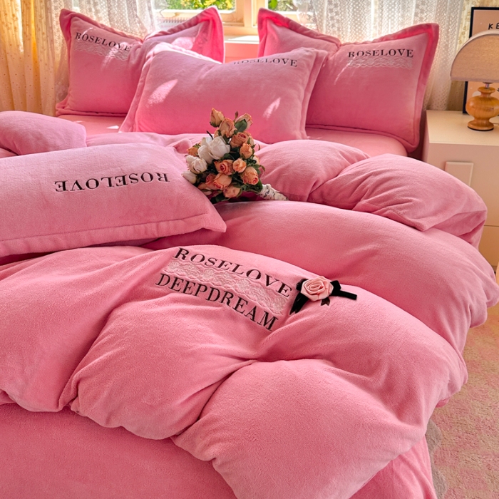 91家纺网 家纺一手货源 找家纺 2025外贸跑量款加厚清新公主法式风花卉纯色牛奶绒贴布绣刺绣花四件套单品床单被套婴儿绒法兰绒兔毛绒四件套 赫本粉