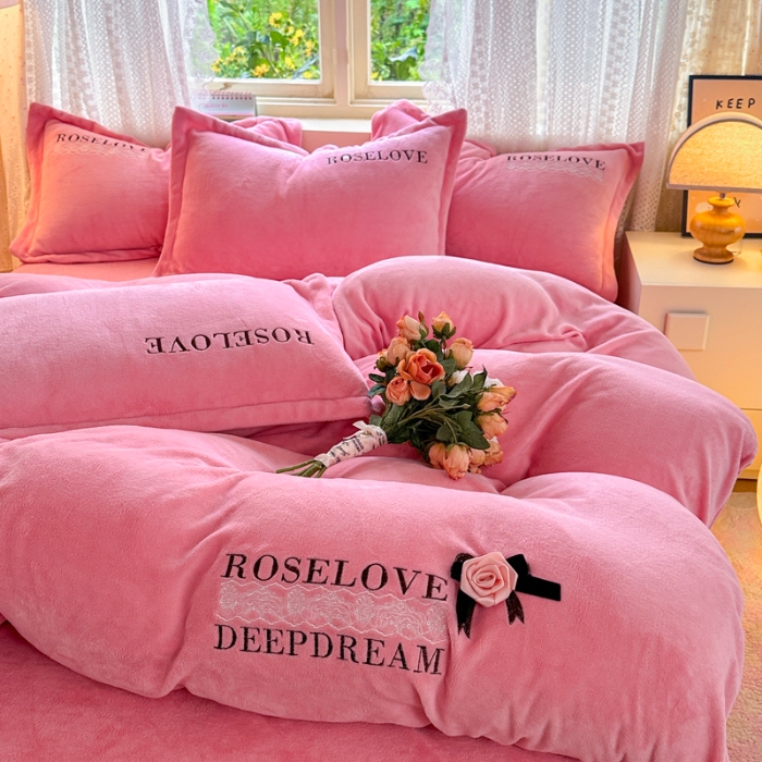 91家纺网 家纺一手货源 找家纺 2025外贸跑量款加厚清新公主法式风花卉纯色牛奶绒贴布绣刺绣花四件套单品床单被套婴儿绒法兰绒兔毛绒四件套 赫本粉