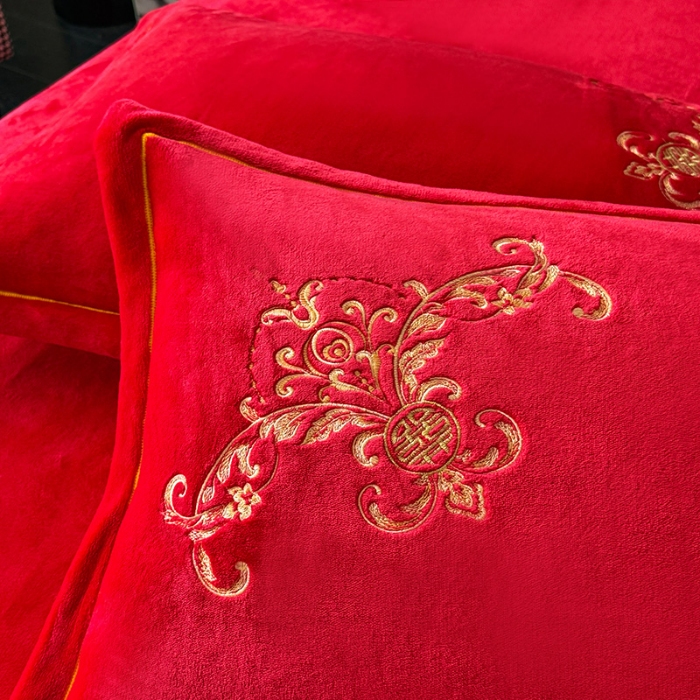 91家纺网 家纺一手货源 找家纺 苏米娜2025秋冬新款高克重9斤全消光牛奶绒大红结婚婚庆四件套大红色龙凤刺绣婴儿绒四件套（含精美手提袋） 爱意浓