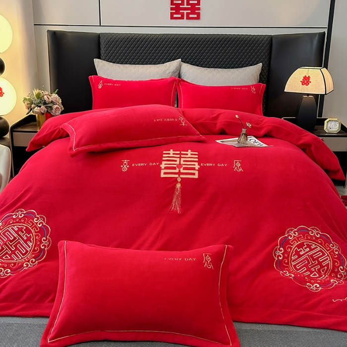 91家纺网 家纺一手货源 找家纺 苏米娜2025秋冬新款高克重9斤全消光牛奶绒大红结婚婚庆四件套大红色龙凤刺绣婴儿绒四件套（含精美手提袋） 喜结连理