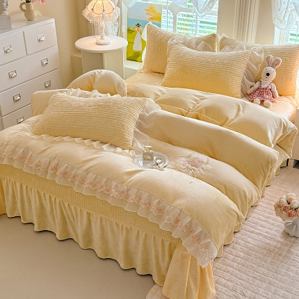 91家纺网 家纺一手货源 找家纺 漫布云2025秋冬新款11斤230g全消光牛奶绒夹棉床盖款四件套纯色蕾丝花边刺绣床裙款床盖--米兰系列  米兰-婴儿蓝 