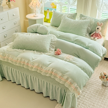 91家纺网 家纺一手货源 找家纺 漫布云2025秋冬新款11斤230g全消光牛奶绒夹棉床盖款四件套纯色蕾丝花边刺绣床裙款床盖--米兰系列  米兰-婴儿蓝 