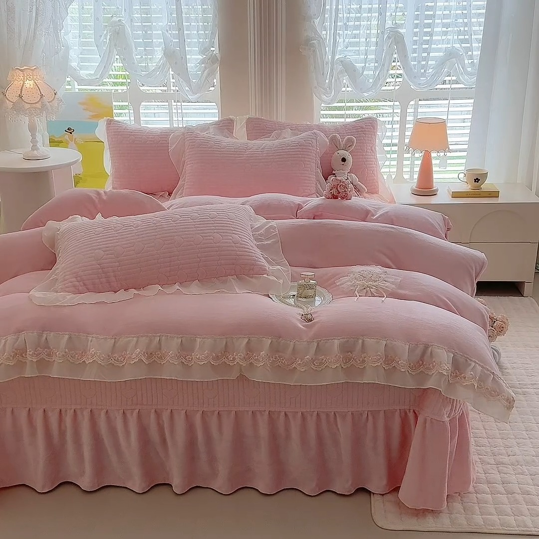 91家纺网 家纺一手货源 找家纺 （总）漫布云2025秋冬新款11斤230g全消光牛奶绒夹棉床盖款四件套纯色蕾丝花边刺绣床裙款床盖--米兰系列