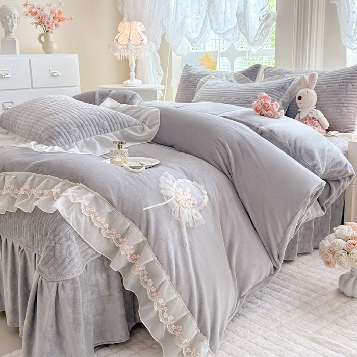 91家纺网 家纺一手货源 找家纺 漫布云2025秋冬新款11斤230g全消光牛奶绒夹棉床盖款四件套纯色蕾丝花边刺绣床裙款床盖--米兰系列 米兰-高级灰 
