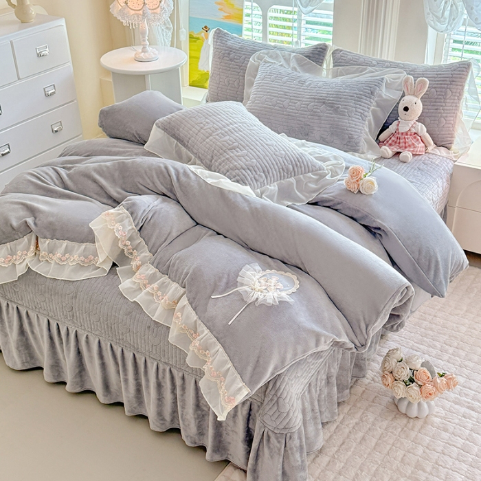 91家纺网 家纺一手货源 找家纺 漫布云2025秋冬新款11斤230g全消光牛奶绒夹棉床盖款四件套纯色蕾丝花边刺绣床裙款床盖--米兰系列 米兰-高级灰 