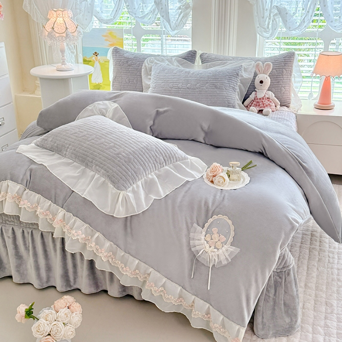 91家纺网 家纺一手货源 找家纺 漫布云2025秋冬新款11斤230g全消光牛奶绒夹棉床盖款四件套纯色蕾丝花边刺绣床裙款床盖--米兰系列 米兰-高级灰 