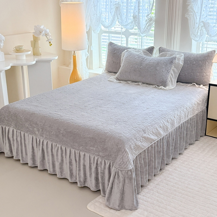 91家纺网 家纺一手货源 找家纺 漫布云2025秋冬新款11斤230g全消光牛奶绒夹棉床盖款四件套纯色蕾丝花边刺绣床裙款床盖--米兰系列 米兰-高级灰 