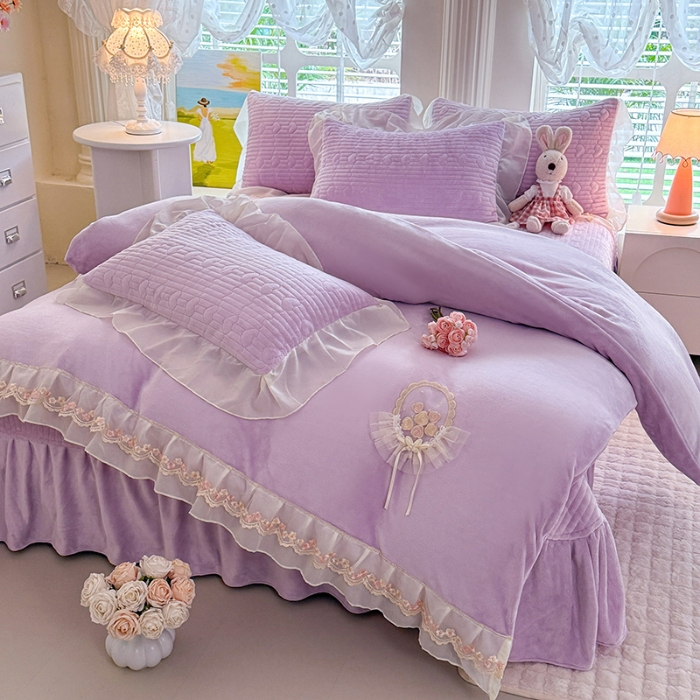 91家纺网 家纺一手货源 找家纺 漫布云2025秋冬新款11斤230g全消光牛奶绒夹棉床盖款四件套纯色蕾丝花边刺绣床裙款床盖--米兰系列 米兰-梦幻紫 