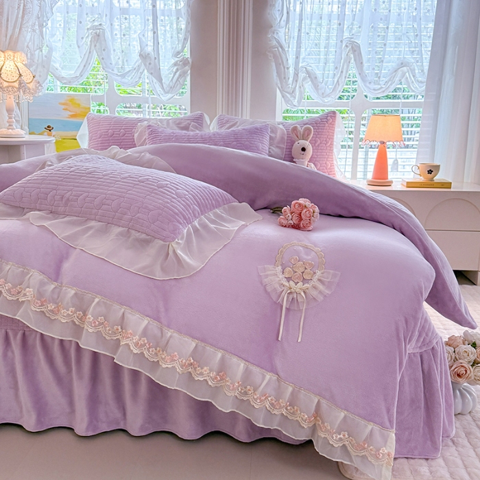 91家纺网 家纺一手货源 找家纺 漫布云2025秋冬新款11斤230g全消光牛奶绒夹棉床盖款四件套纯色蕾丝花边刺绣床裙款床盖--米兰系列 米兰-梦幻紫 