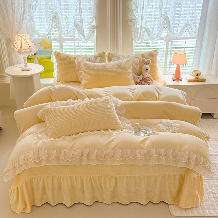 91家纺网 家纺一手货源 找家纺 漫布云2025秋冬新款11斤230g全消光牛奶绒夹棉床盖款四件套纯色蕾丝花边刺绣床裙款床盖--米兰系列 米兰-暖黄 