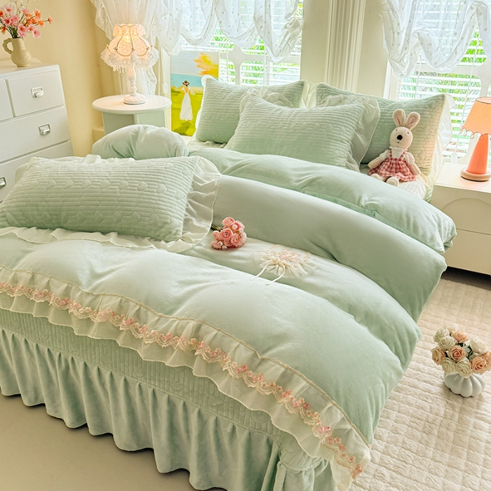 91家纺网 家纺一手货源 找家纺 漫布云2025秋冬新款11斤230g全消光牛奶绒夹棉床盖款四件套纯色蕾丝花边刺绣床裙款床盖--米兰系列  米兰-嫩芽绿