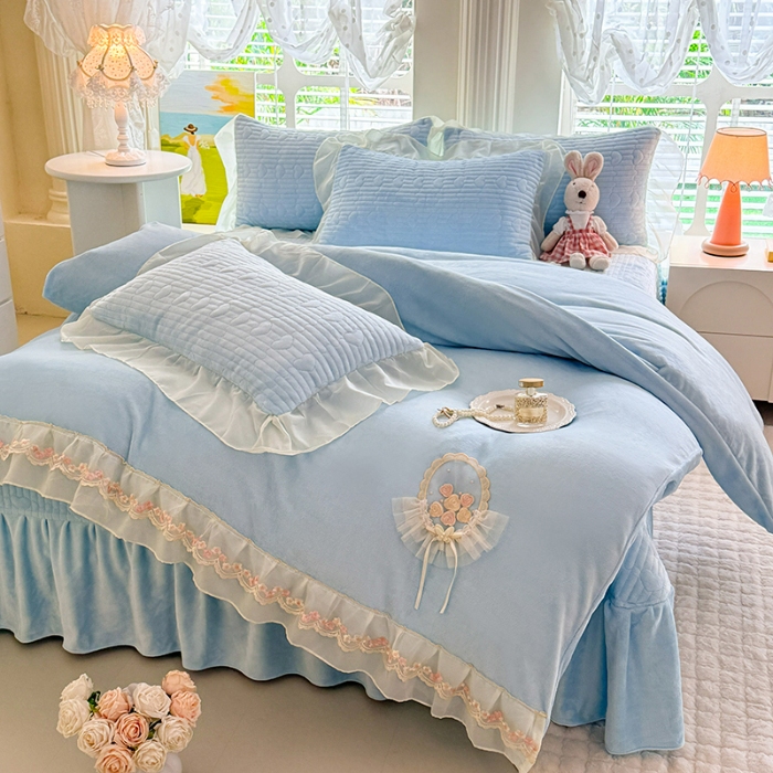 91家纺网 家纺一手货源 找家纺 漫布云2025秋冬新款11斤230g全消光牛奶绒夹棉床盖款四件套纯色蕾丝花边刺绣床裙款床盖--米兰系列  米兰-婴儿蓝 