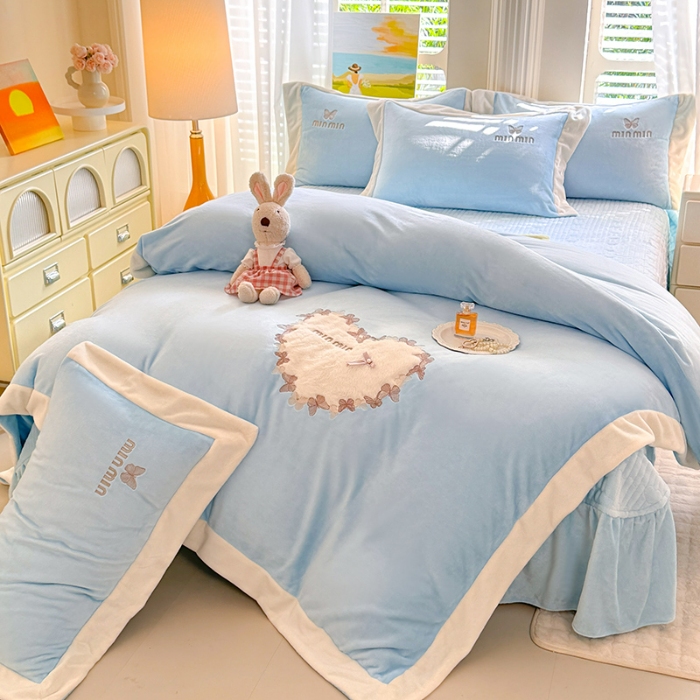 91家纺网 家纺一手货源 找家纺 （总）苏米娜2025秋冬简约轻奢款230g全消光牛奶绒兔毛绒贴布绣夹棉床盖款四件套纯色蕾丝花边刺绣床裙款床盖--心愿系列