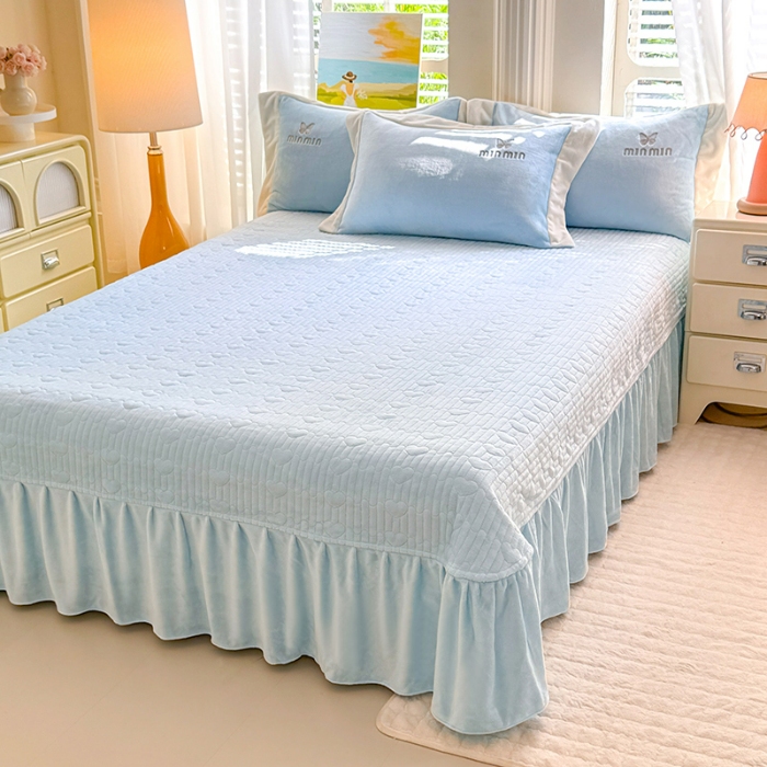 91家纺网 家纺一手货源 找家纺 （总）苏米娜2025秋冬简约轻奢款230g全消光牛奶绒兔毛绒贴布绣夹棉床盖款四件套纯色蕾丝花边刺绣床裙款床盖--心愿系列