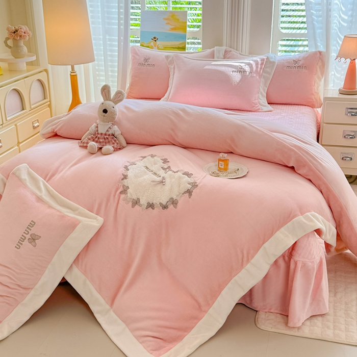 91家纺网 家纺一手货源 找家纺 苏米娜2025秋冬简约轻奢款230g全消光牛奶绒兔毛绒贴布绣夹棉床盖款四件套纯色蕾丝花边刺绣床裙款床盖--心愿系列 心愿-珍珠粉 