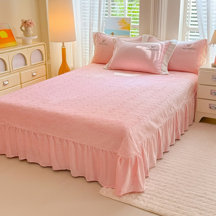 91家纺网 家纺一手货源 找家纺 苏米娜2025秋冬简约轻奢款230g全消光牛奶绒兔毛绒贴布绣夹棉床盖款四件套纯色蕾丝花边刺绣床裙款床盖--心愿系列 心愿-珍珠粉 