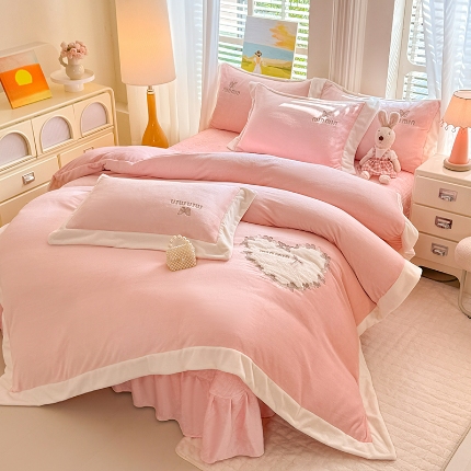 苏米娜2025秋冬简约轻奢款230g全消光牛奶绒兔毛绒贴布绣夹棉床盖款四件套纯色蕾丝花边刺绣床裙款床盖--心愿系列 心愿-珍珠粉 
