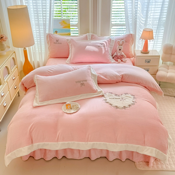 91家纺网 家纺一手货源 找家纺 苏米娜2025秋冬简约轻奢款230g全消光牛奶绒兔毛绒贴布绣夹棉床盖款四件套纯色蕾丝花边刺绣床裙款床盖--心愿系列 心愿-珍珠粉 