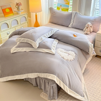 苏米娜2025秋冬简约轻奢款230g全消光牛奶绒兔毛绒贴布绣夹棉床盖款四件套纯色蕾丝花边刺绣床裙款床盖--心愿系列 心愿-高级灰 