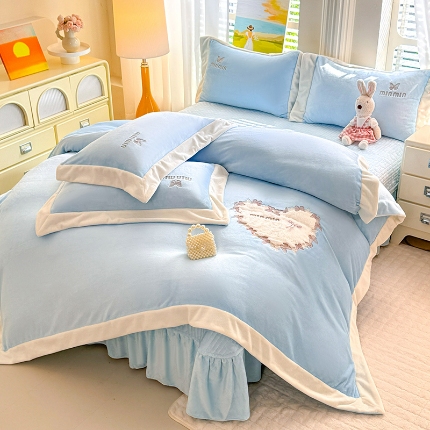 苏米娜2025秋冬简约轻奢款230g全消光牛奶绒兔毛绒贴布绣夹棉床盖款四件套纯色蕾丝花边刺绣床裙款床盖--心愿系列 心愿—婴儿蓝