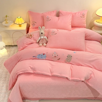 91家纺网 家纺一手货源 找家纺 （总）控价 2025新款  夹棉床盖款240克全消光A类刺绣牛奶绒四件套-可爱猫 直播首选