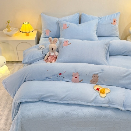 91家纺网 家纺一手货源 找家纺 （总）控价 2025新款  夹棉床盖款240克全消光A类刺绣牛奶绒四件套-可爱猫 直播首选