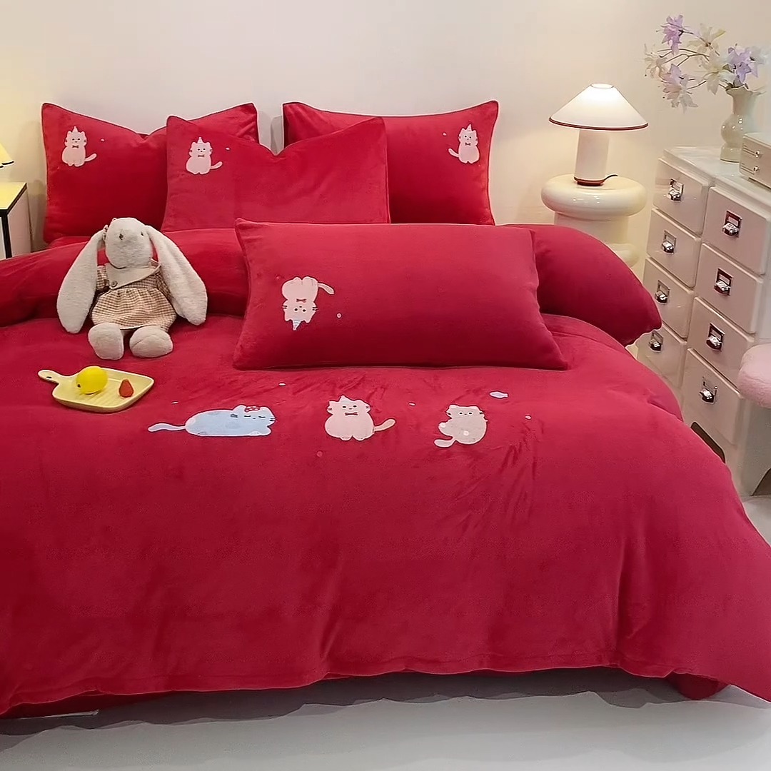 91家纺网 家纺一手货源 找家纺 （总）控价 2025新款  夹棉床盖款240克全消光A类刺绣牛奶绒四件套-可爱猫 直播首选