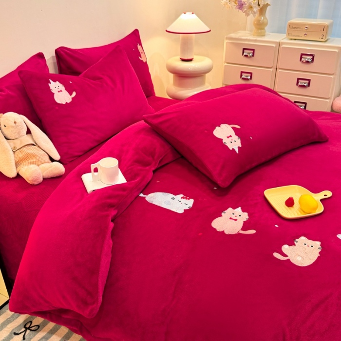 91家纺网 家纺一手货源 找家纺 （总）控价 2025新款  夹棉床盖款240克全消光A类刺绣牛奶绒四件套-可爱猫 直播首选