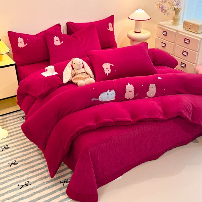 91家纺网 家纺一手货源 找家纺 （总）控价 2025新款  夹棉床盖款240克全消光A类刺绣牛奶绒四件套-可爱猫 直播首选