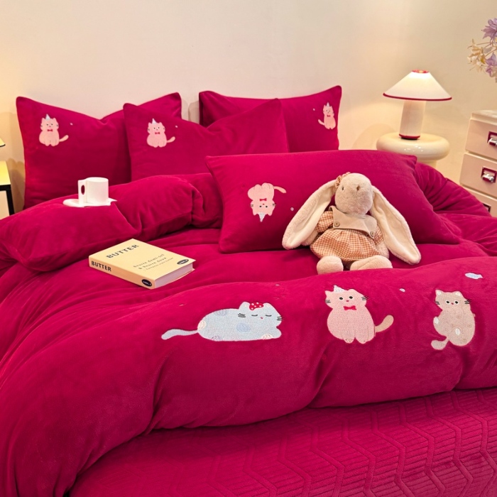 91家纺网 家纺一手货源 找家纺 （总）控价 2025新款  夹棉床盖款240克全消光A类刺绣牛奶绒四件套-可爱猫 直播首选